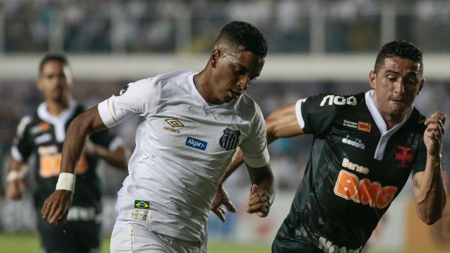 Rodrygo, durante partida entre Santos e Vasco - Marcello Zambrana/AGIF