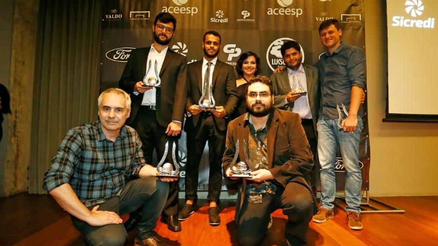 Equipe do UOL Esporte com os troféus de Furo do Ano e Melhor Matéria de 2019 no prêmio Aceesp 2019 - Gaspar Nóbrega/Aceesp