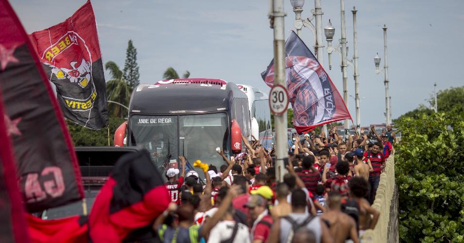 Torcedores fazem festa na chegada do ônibus do Flamengo no aeroporto internacional Tom Jobim