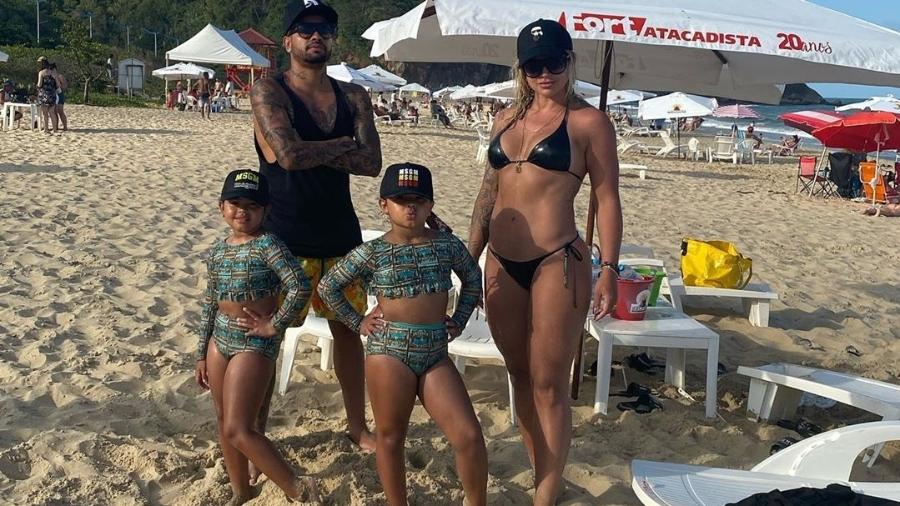 Dentinho, Dani Souza e as filhas gêmeas do casal, Rafaella e Sophia - Reprodução/ Instagram
