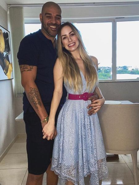 Adriano Imperador posa para foto com a namorada, Victoria Moreira - Reprodução/Instagram