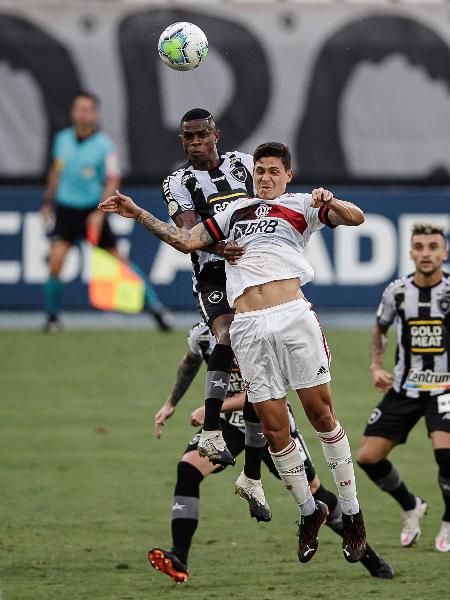 Pedro sobe em disputa aérea durante clássico entre Botafogo e Flamengo no Nilton Santos - André Mourão/FotoFC/UOL
