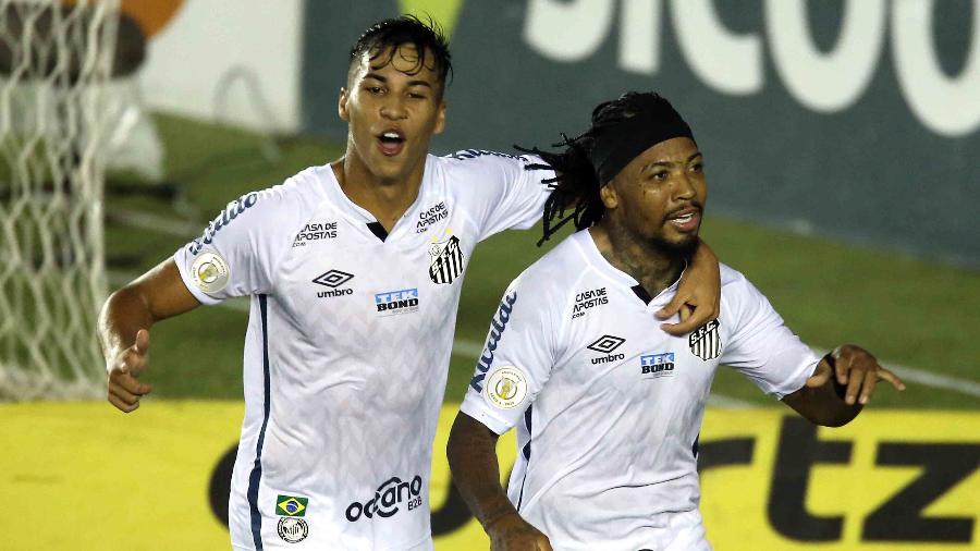 Marinho, atacante do Santos, comemora com Kaio Jorge seu gol contra o Coritiba, no Brasileirão 2020 - GUILHERME DIONíZIO/CÓDIGO19/ESTADÃO CONTEÚDO