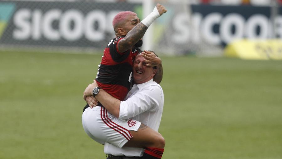 Gabigol comemora com Rogério Ceni o segundo gol do Flamengo contra o Corinthians, no Maracanã, pelo Brasileirão 2020 - Paulo Sérgio/Estadão Conteúdo
