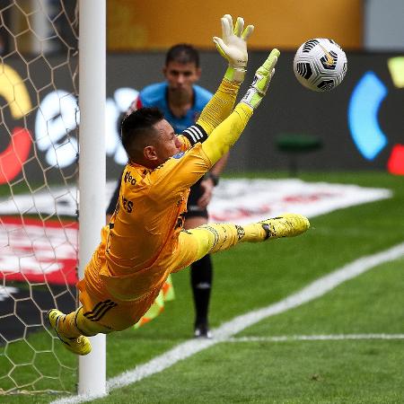 Diego Alves defende pênalti na Supercopa - Buda Mendes/Getty Images
