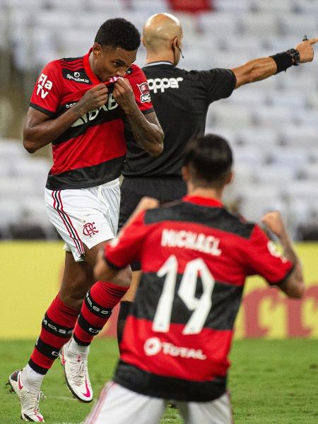 Sob olhares de Michael, Vitinho comemora gol do Flamengo sobre o Volta Redonda - Alexandre Vidal / Flamengo