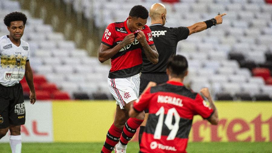 Sob olhares de Michael, Vitinho comemora gol do Flamengo sobre o Volta Redonda - Alexandre Vidal / Flamengo