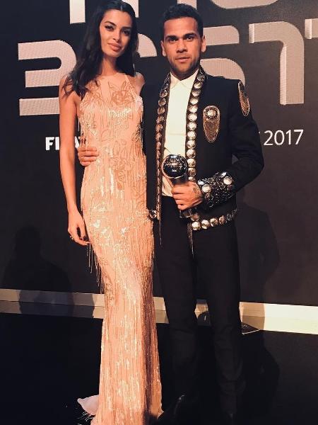 Daniel Alves com a esposa Joana na premiação do Fifa The Best - Reprodução