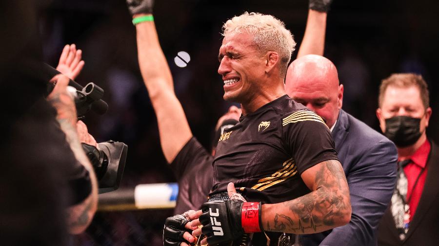 Charles do Bronx chora após receber o cinturão dos leves do UFC - Carmen Mandato/Getty Images