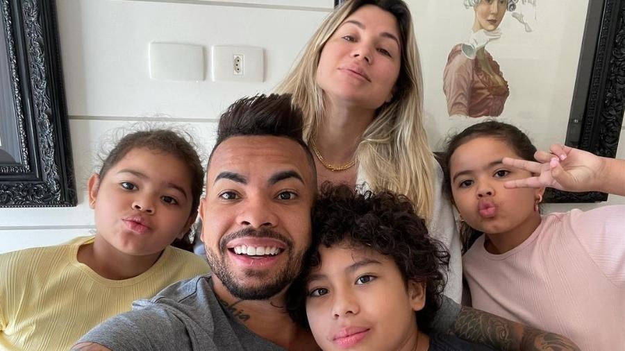 Atacante posou ao lado da mulher, Dani Souza, e dos três filhos: Bruno, Sophia e Rafaella - Reprodução/Instagram