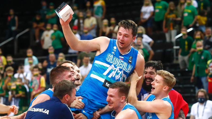 Luka Doncic celebra a vaga conquistada no basquete da Tóquio-2020 com a seleção da Eslovênia - REUTERS/Ints Kalnins