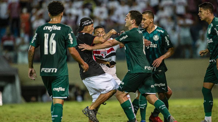 Torcedores do São Paulo invadem o campo da Arena Barueri e tentam agredir jogadores do Palmeiras - Diogo Reis/AGIF