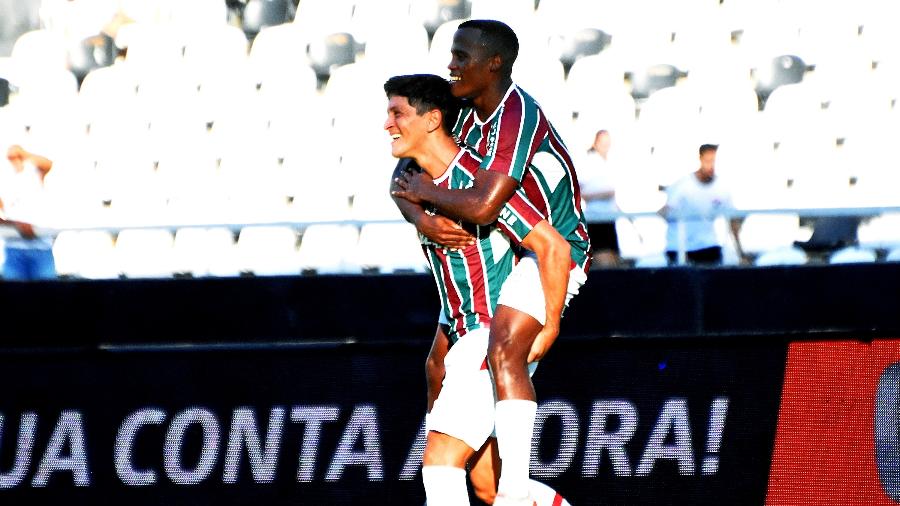 Cano comemora com Arias o gol do Fluminense na vitória sobre a Portuguesa, pelo Carioca - Mailson Santana/Fluminense FC