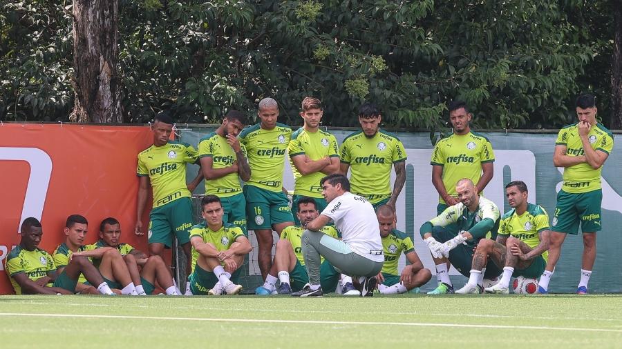 Abel Ferreira orienta jogadores do Palmeiras durante treino na Academia de Futebol - Fabio Menotti/Palmeiras