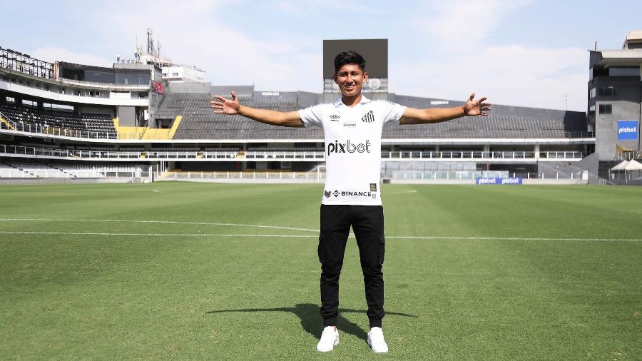 Miguelito com a camisa do Santos após assinar o contrato profissional  - Reprodução/Santos FC 