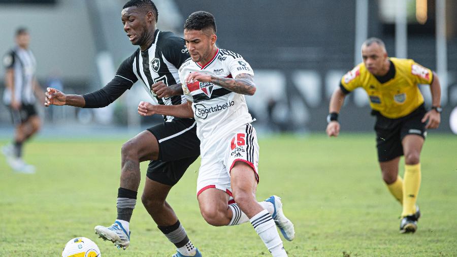 Patrick de Paula, do Botafogo, disputa lance com Rodrigo Nestor, do São Paulo, em partida do Brasileirão - Jorge Rodrigues/AGIF