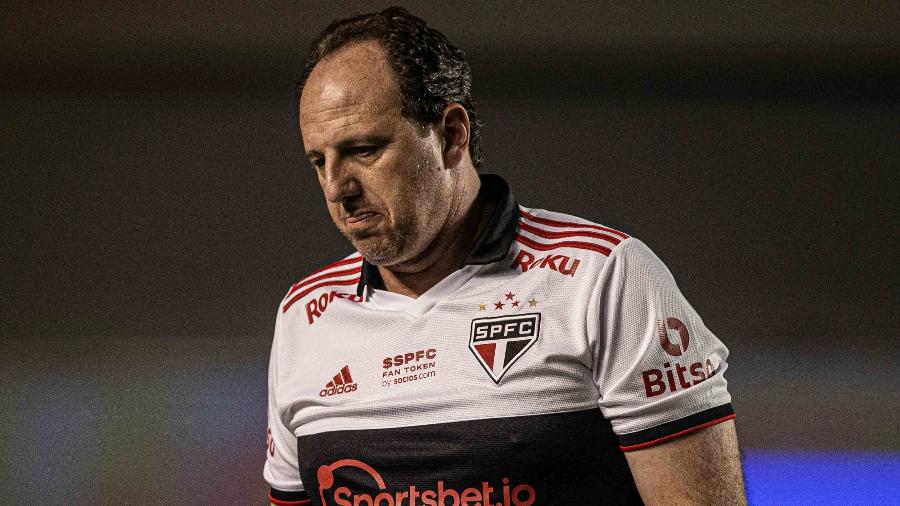 Rogério Ceni errou tudo contra o Atlético-GO - Isabela Azine/AGIF