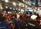 Torcida do Flamengo improvisa pagode e vê jogo em bar de Guayaquil - Bruno Braz/UOL