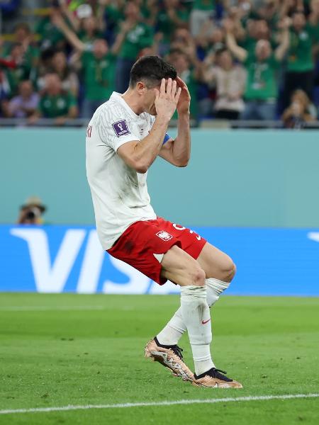 Robert Lewandowski, da Polônia, lamenta após perder pênalti contra o México pela Copa do Mundo. - Alex Grimm/Getty Images
