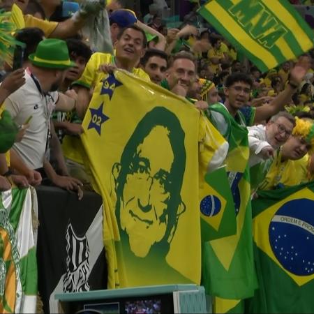 Torcedores levaram uma bandeira com o rosto de Galvão Bueno para a estreia do Brasil na Copa do Mundo do Qatar - Reprodução/Twitter