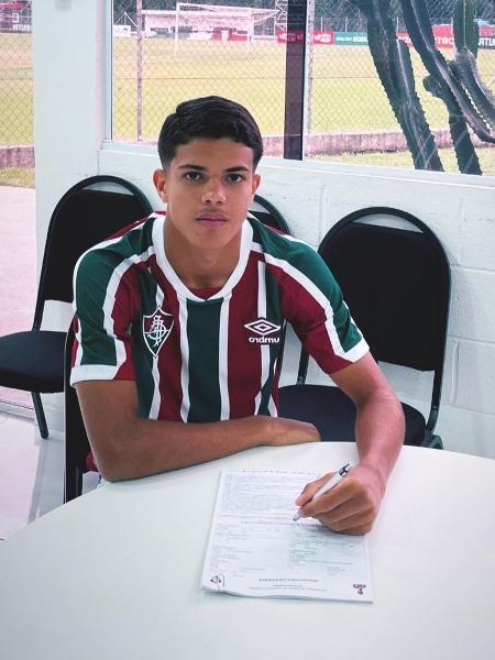 Júlio Fidelis, joia da base do Fluminense, assinou seu primeiro contrato profissional - Reprodução/Instagram