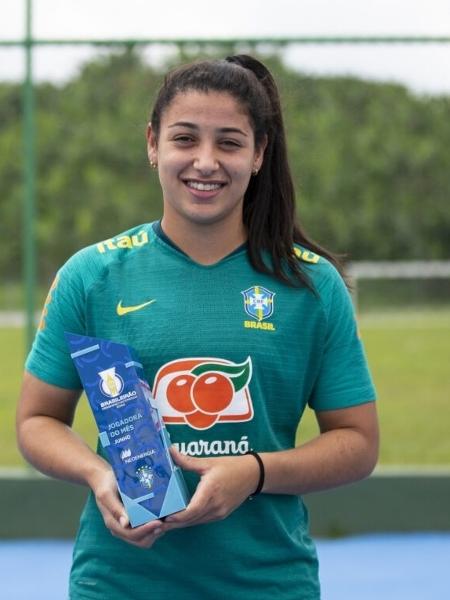 Duda Sampaio recebe troféu de melhor jogadora do BR Feminino em junho  - Thais Magalhães/CBF