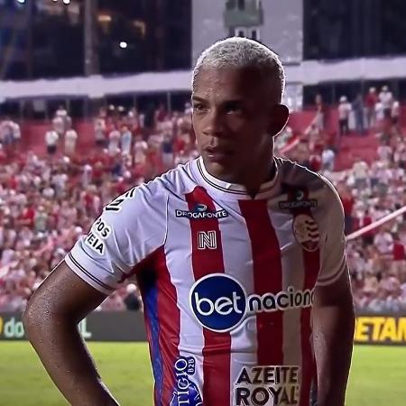 Julio não gostou nada da atitude de Mateus Vital, que não quis trocar a camisa depois do jogo entre Náutico e Cruzeiro - Reprodução/SporTV