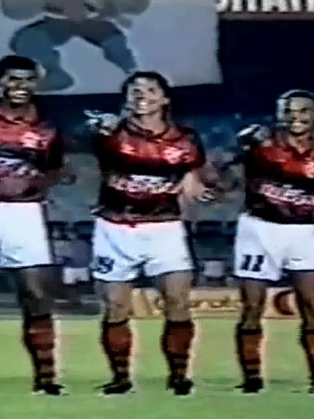  Jogadores do Flamengo celebram segundo gol contra o Minervén, da Venezuela, na Libertadores 1993 - Reprodução / canal "VF 1895"
