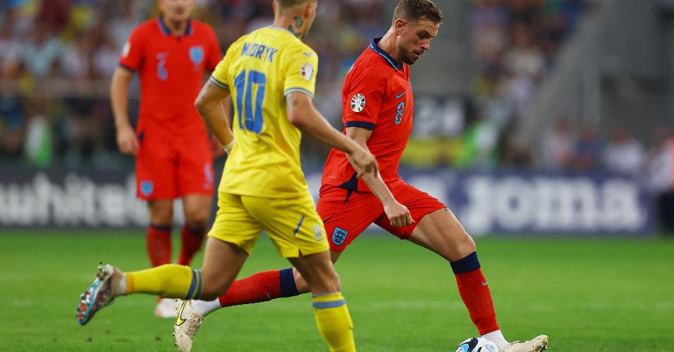 Henderson e Mudryk disputam lance em Inglaterra e Ucrânia