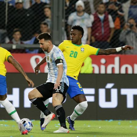 Messi é marcado por Vini Jr durante jogo entre Brasil e Argentina 