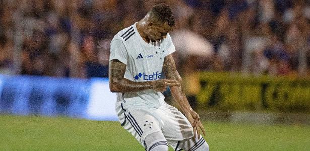 Cruzeiro mantém liderança do grupo no Mineiro com vitória sobre Democrata.