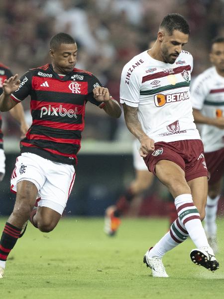De La Cruz disputa lance com Renato Augusto durante Fla-Flu pelo Campeonato Carioca