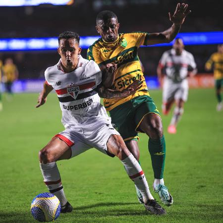 Igor Vinícius briga pela bola em São Paulo x Cuiabá, duelo do Campeonato Brasileiro