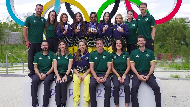 Ginastas brasileiras posaram com membros da comissão técnica em Paris