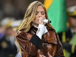 Luísa Sonza usa look ecológico no Hino Nacional em jogo da NFL no Brasil