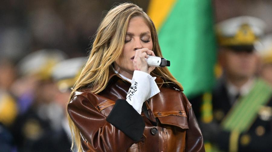 Luísa Sonza canta hino nacional do Brasil antes de jogo entre Eagles e Packers, pela NFL, na Neo Química Arena - Pedro Vilela/Getty Images