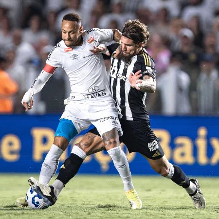 Neymar em ação durante Santos x Atlético-MG pelo Brasileirão; jogador deixou gramado machucado - Abner Dourado/AGIF