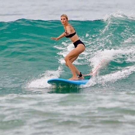 Ivanka Trump postou sequência de fotos surfando Ivanka Trump postou sequência de fotos surfando