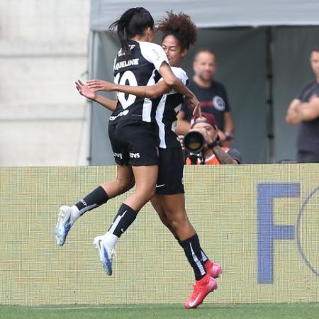 Jaqueline comemora gol do Corinthians contra o São Paulo, seu ex-clube