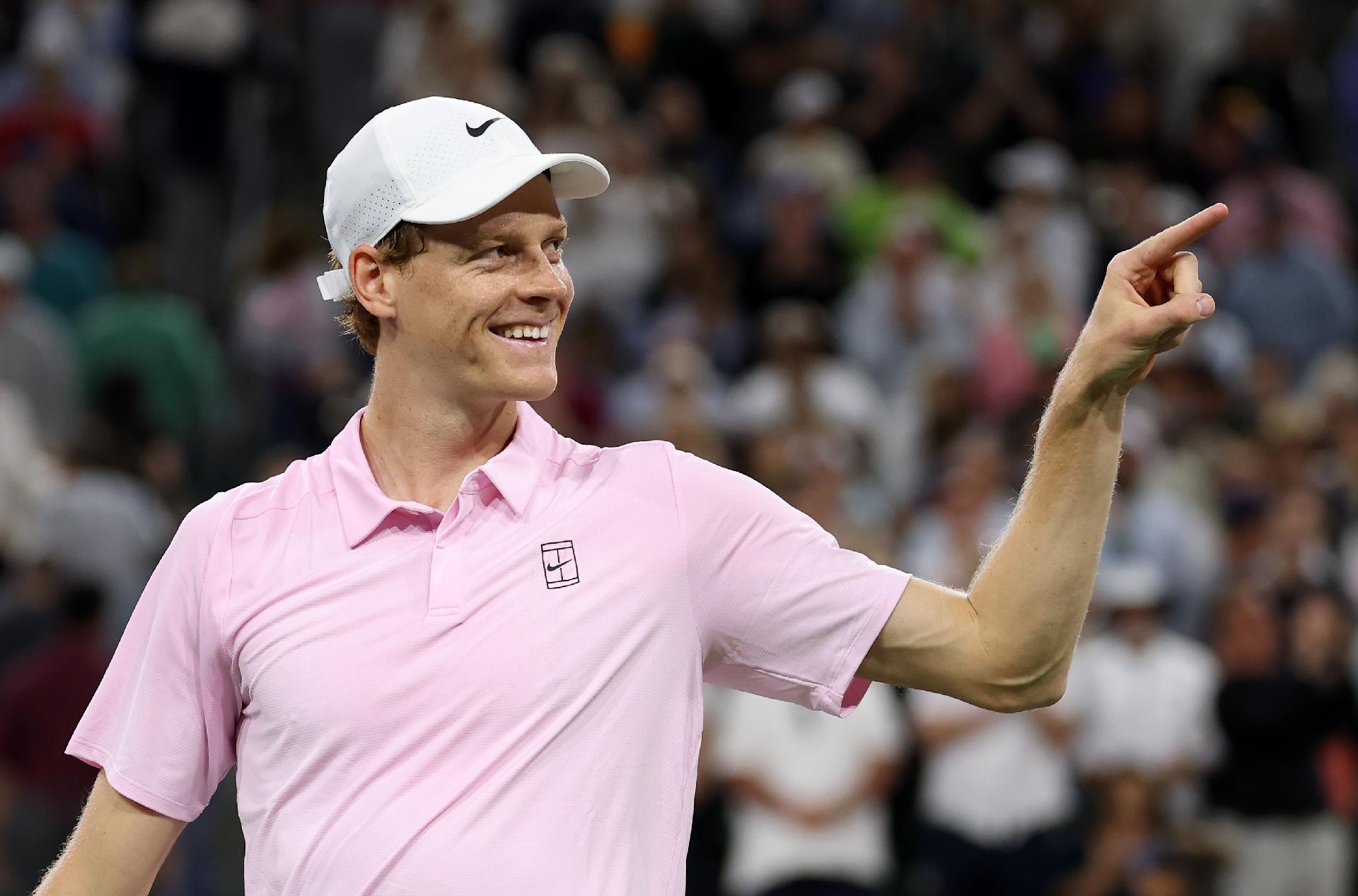 Jannik Sinner celebra após vitória contra João Fonseca nas oitavas de final do Masters 1000 de Indian Wells - undefined
