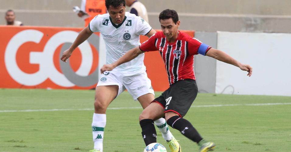 Alex Alves, do Goiás, disputa bola com Ganso, do São Paulo, neste domingo (6), pelo Campeonato Brasileiro