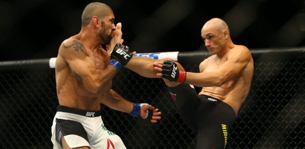 Vitor Miranda acerta chute no rosto de Marcelo Guimarães durante o UFC 196 - Rey Del Rio/AFP - Rey Del Rio/AFP