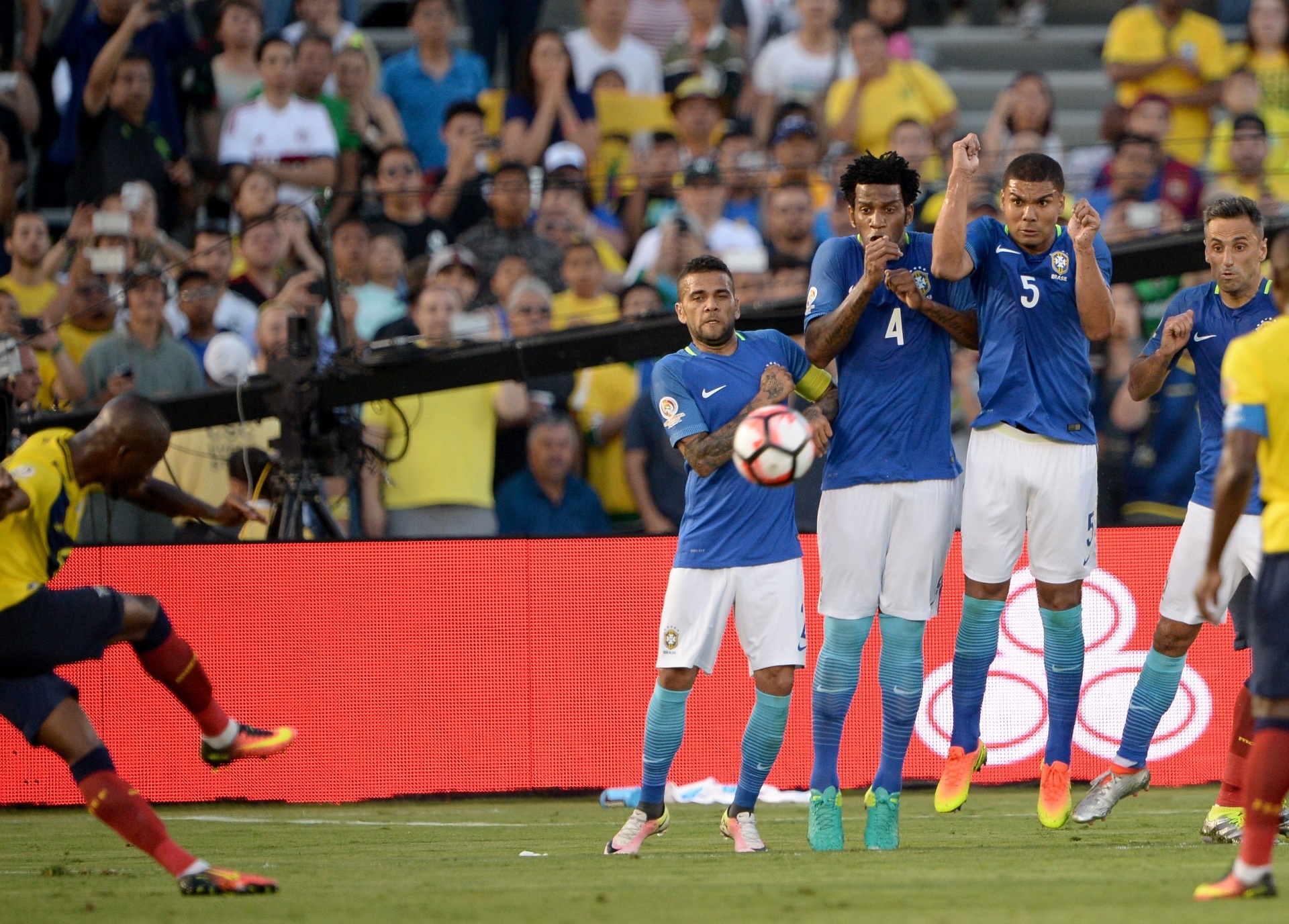 Brasileiro na barreira em cobrança de falta de Antonio Valencia - AFP PHOTO / Robyn Beck