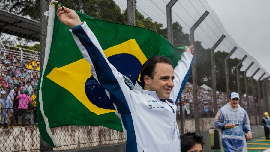 Felipe Massa abre bandeira do Brasil durante celebração com público em Interlagos - Eduardo Anizelli/Folhapress