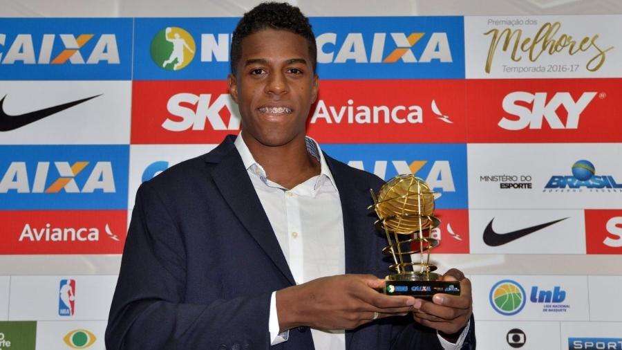 Georginho foi premiado como o jogador que mais evoluiu no NBB 9 - Divulgação/LNB