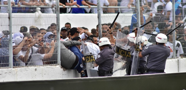 Policiais militares tentam impedir torcedores da Ponte Preta de invadir o campo contra o Vitória - EDUARDO CARMIM/AGÊNCIA O DIA/AGÊNCIA O DIA/ESTADÃO CONTEÚDO - EDUARDO CARMIM/AGÊNCIA O DIA/AGÊNCIA O DIA/ESTADÃO CONTEÚDO