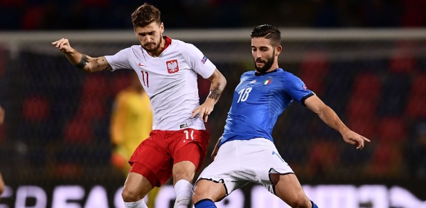Klich disputa bola com Gagliardini, da Itália, no jogo de estreia da Liga das Nações - MARCO BERTORELLO / AFP