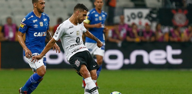 Gabriel toca bola durante primeiro tempo de Corinthians x Cruzeiro - Marcello Zambrana/AGIF - Marcello Zambrana/AGIF