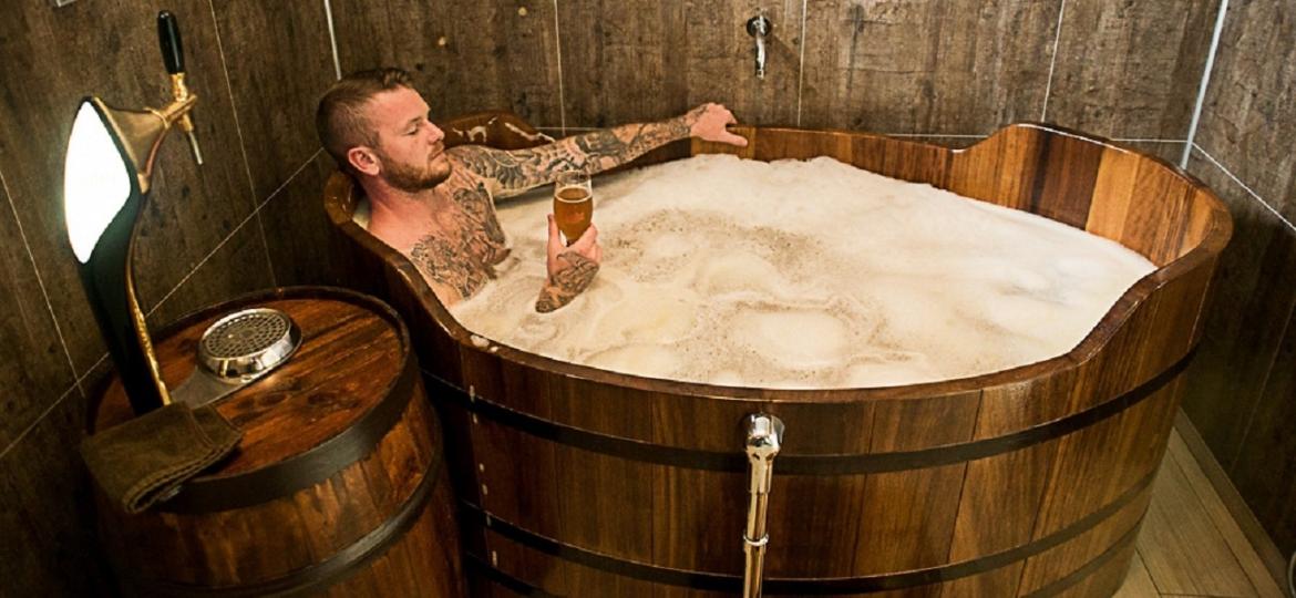 Aaron Gunnarson relaxa em uma das banheiras de cerveja no complexo do qual é dono - Divulgação