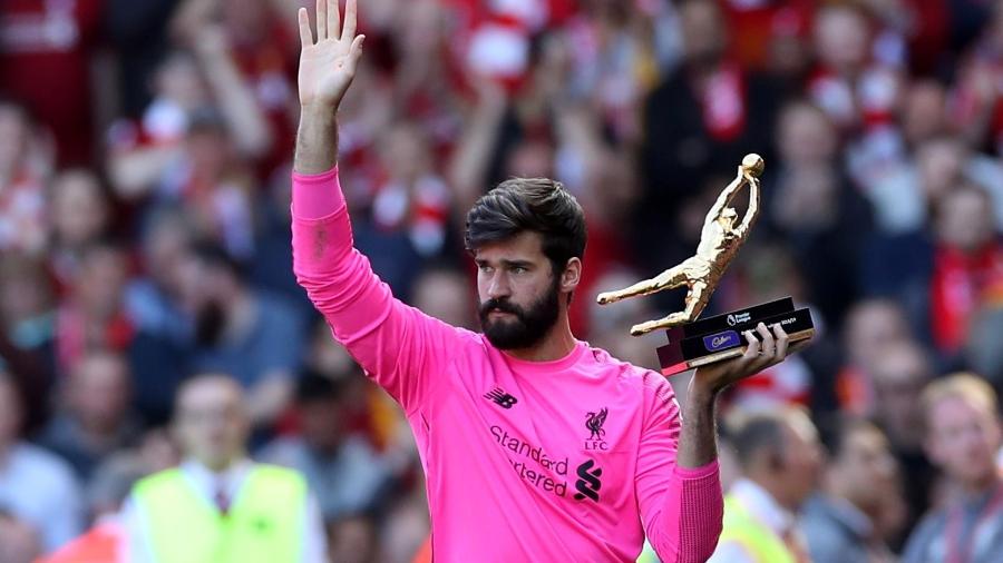 Goleiro brasileiro Alisson recebeu o troféu Luva de Ouro, por ficar mais jogos sem tomar gol no Campeonato Inglês - CARL RECINE/Action Images via Reuters